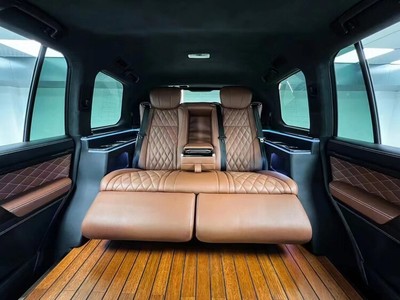 深圳工廠 陸巡/霸道普拉多改裝新潮流，電動(dòng)沙發(fā)床與地板升級引領(lǐng)個(gè)性化車飾風(fēng)尚